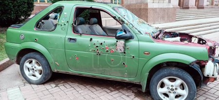 Foto de Kiev, Ucrania 15 de marzo de 2024: Un automóvil con rastros de balas y metralla en exhibición en el centro de Kiev para su inspección por parte de los ciudadanos - Imagen libre de derechos