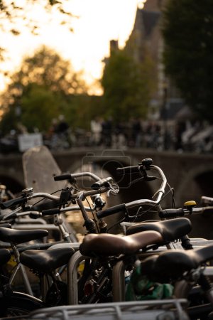 Foto de Detalles de las bicicletas en los canales de Amsterdam. Otoño en Holanda. - Imagen libre de derechos