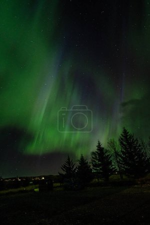 Foto de Luces boreales en una noche de otoño en Islandia. Turismo campista en la isla. - Imagen libre de derechos