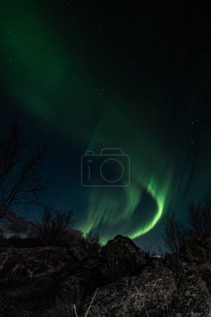 Foto de Luces boreales en una noche de otoño en Islandia. Turismo campista en la isla. - Imagen libre de derechos