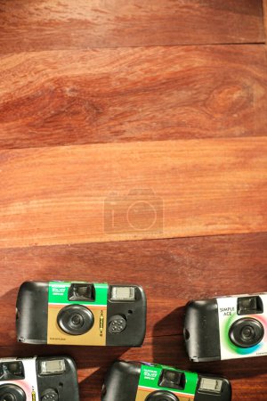 Foto de Fondo plano de arriba hacia abajo de la cámara de película desechable Fujifilm de un solo uso en el suelo - Imagen libre de derechos