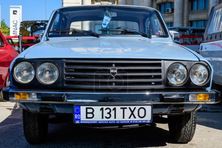 Foto de Bucarest, Rumania, 2 de octubre de 2021: Old vivid blue Romanian Dacia 1310 TX classic car produced in year 1987 parking in a street at an event for vintage cars collections, in a sunny summer day - Imagen libre de derechos