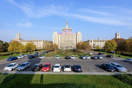 Téléchargez les photos : Bucharest, Romania - 6 November 2021: The main building of the House of the Free Press panorama (Casa Presei Libere) in the style of Soviet Socialist realism in the city center in a sunny autumn day - en image libre de droit