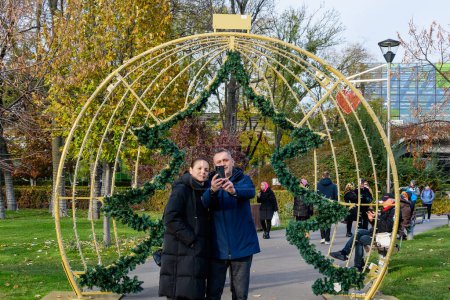 Téléchargez les photos : Bucarest, Roumanie, 30 Novembre 2023 : Décorations d'hiver vintage colorées au marché de Noël West Side dans le quartier de Drumul Taberei, par une journée froide ensoleillée avec un ciel bleu - en image libre de droit