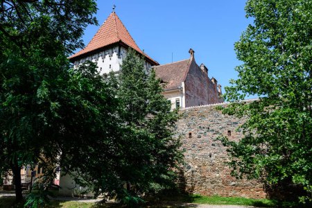 Großer alter, weiß bemalter Steinturm im historischen Zentrum der Stadt Sibiu, in der Nähe der Zitadellenstraße und des Parks (Strada si Parcul Cetatii), in Siebenbürgen (Transsilvanien) in Rumänien, im Sommer