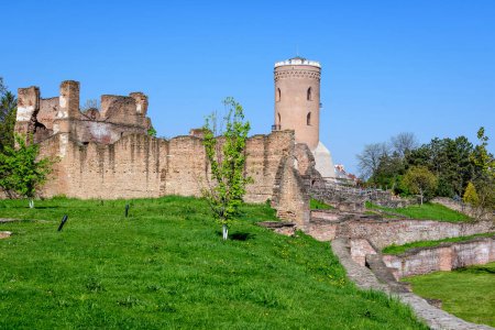 La Torre Chindia o Turnul Chindiei, edificios antiguos y ruinas en Targoviste Royal Court (Curtea Domneasca) en el Parque Chindia (Parcul Chindia) en la parte histórica de la ciudad en un soleado día de primavera, en Rumania