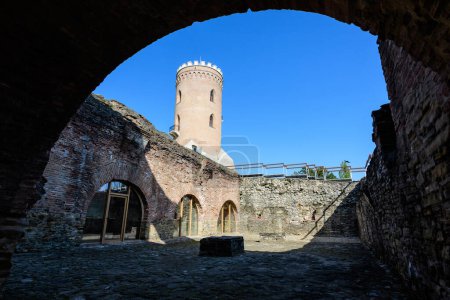 La Torre Chindia o Turnul Chindiei, edificios antiguos y ruinas en Targoviste Royal Court (Curtea Domneasca) en el Parque Chindia (Parcul Chindia) en la parte histórica de la ciudad en un soleado día de primavera, en Rumania