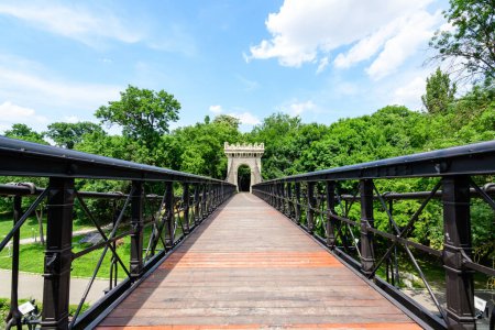 Renovierte Metallhängebrücke im Nicolae Romaescu Park von Craiova im Kreis Dolj, Rumänien, an einem schönen sonnigen Frühlingstag