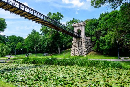 Pont métallique suspendu rénové dans le parc Nicolae Romaescu de Craiova dans le comté de Dolj, en Roumanie, par une belle journée de printemps ensoleillée