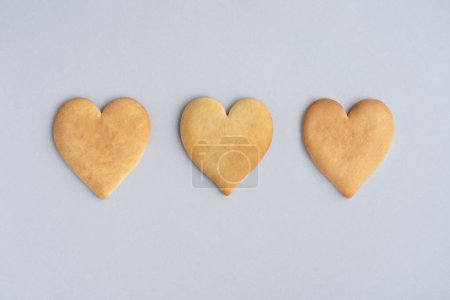Téléchargez les photos : Biscuits faits maison en forme de coeur sur fond gris, vue de dessus - en image libre de droit