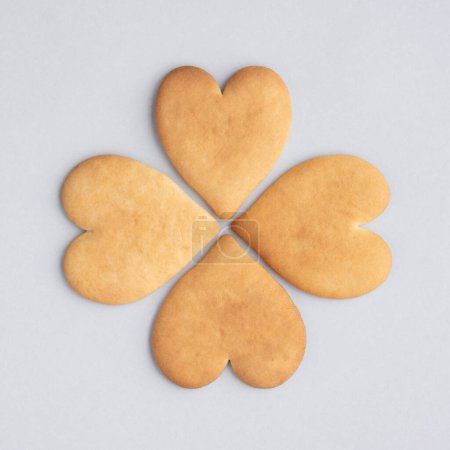 Téléchargez les photos : Délicieux biscuits sablés en forme de coeur sur fond gris, vue de dessus. Gâteaux faits maison - en image libre de droit