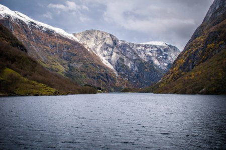 Téléchargez les photos : Vue du Naeroyfjord depuis le navire, Norvège - en image libre de droit