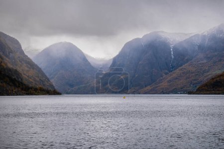 Téléchargez les photos : Foggy Naeroyfjord, automne en Norvège - en image libre de droit