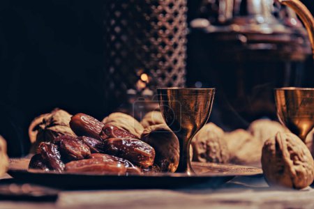Foto de Té persa y teteras vertiendo té caliente en tazas de té en una mesa - Imagen libre de derechos
