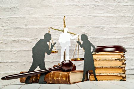 Téléchargez les photos : Silhouette symbol. Child custody. Family law proceedings. Divorce mediation, legal separation - en image libre de droit