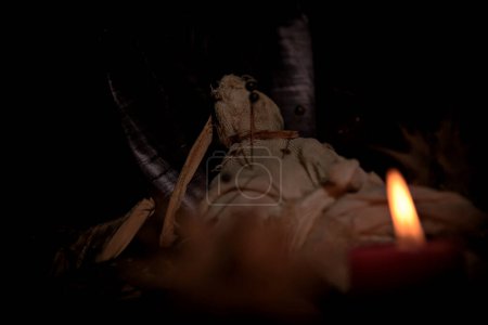 Téléchargez les photos : Pentagram amulet and black candle in autumn forest, natural background. Magic esoteric witches ritual. Mysticism, divination, wicca, occultism, witchcraft concept. Samhain sabbat - en image libre de droit