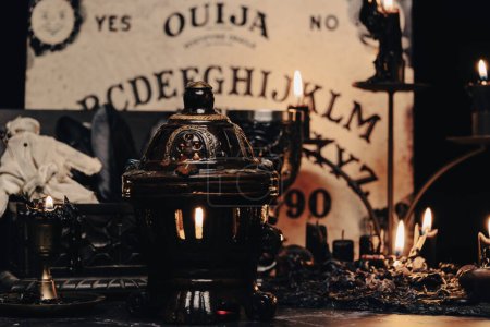 Eine abgewetzte Stoffpuppe liegt in einer eindringlichen okkulten Umgebung mit Ouija-Brettkulisse und ruft ein Gefühl des Geheimnisses hervor