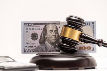 Une image isolée d'un juge gavel sur une pile d'argent comptant avec une calculatrice, signifiant amendes légales ou caution