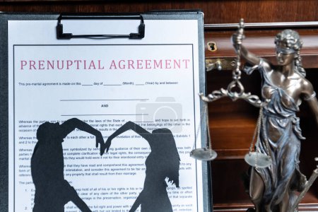 Eine Hochzeitsvereinbarung mit der Silhouette eines Paares auf einem Klemmbrett, im Hintergrund die Statue der Gerechtigkeit, die die Legalität der Ehe repräsentiert