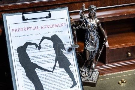 Eine Hochzeitsvereinbarung mit der Silhouette eines Paares auf einem Klemmbrett, im Hintergrund die Statue der Gerechtigkeit, die die Legalität der Ehe repräsentiert