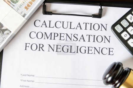 Documento legal titulado Cálculo Compensación por negligencia con un mazo y calculadora, que simboliza los procedimientos judiciales