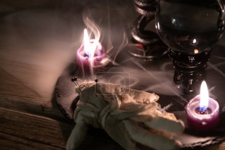 Rätselhaftes okkultes Ritual mit Kelch und Kristallkugel