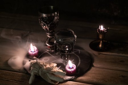 Mysteriöses okkultes Ritual mit Kristallkugel und Kerzen