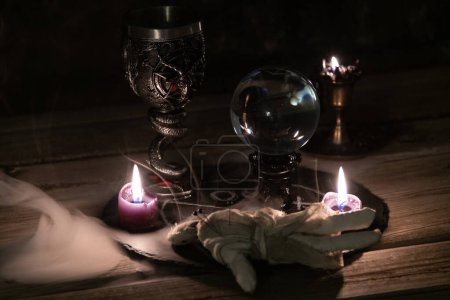 Enigmático ritual oculto con cáliz y bola de cristal