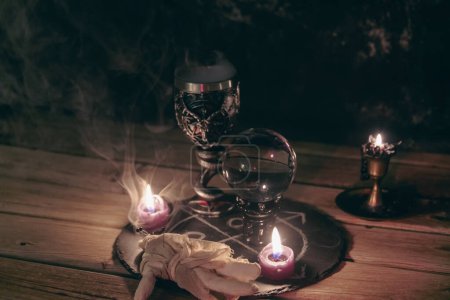 Rätselhaftes okkultes Ritual mit Kelch und Kristallkugel