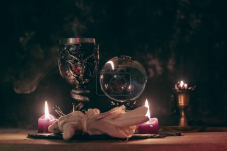 Téléchargez les photos : Mystérieuse configuration rituelle occulte avec boule de cristal et bougies - en image libre de droit