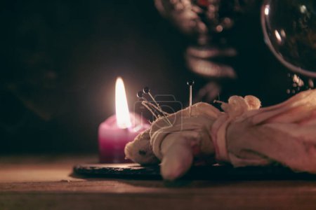 Téléchargez les photos : A detailed close-up shot of two lit pink candles with a dark, mystical background, emphasizing a ritualistic theme - en image libre de droit