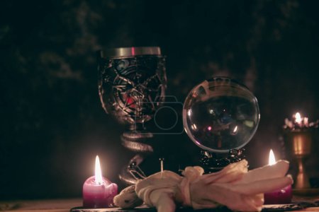Enigmático ritual oculto con cáliz y bola de cristal