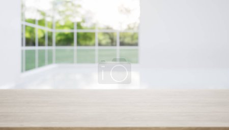 Téléchargez les photos : 3d rendu de comptoir en bois d'érable, dessus de table. Inclure flou chambre vide, la lumière de la fenêtre et la nature. Design d'intérieur moderne en perspective. Espace vide avec motif de texture en bois pour le fond. - en image libre de droit