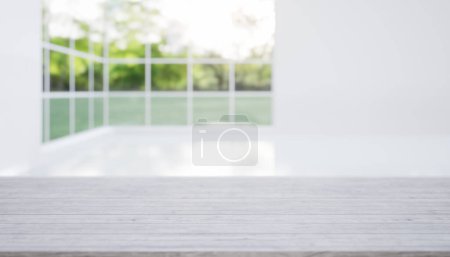 Téléchargez les photos : 3d rendu de comptoir de planche de bois, dessus de table. Inclure flou chambre vide, la lumière de la fenêtre et la nature. Design d'intérieur en perspective. Espace vide avec motif de texture en bois à la surface pour le fond. - en image libre de droit