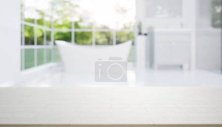 Téléchargez les photos : 3d rendu de comptoir en bois d'érable, dessus de table ou comptoir avec salle de bain floue ou salle de douche. Design d'intérieur moderne en perspective. Espace vide avec motif de texture en bois à la surface pour le fond. - en image libre de droit