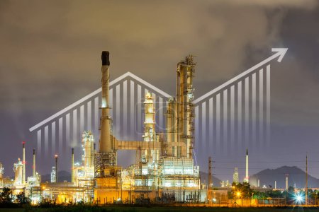 Téléchargez les photos : Oil gas refinery or petrochemical plant. Include arrow, graph or bar chart. Increase trend or growth of production, market price, demand, supply. Concept of business, industry, fuel, power energy. - en image libre de droit