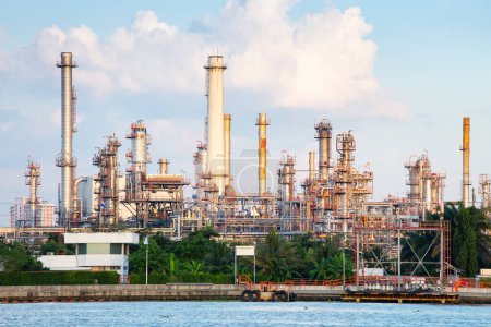 Foto de Oil gas refinery plant. May called petroleum, production or petrochemical plant. Industrial factory construction from engineering technology with steel pipe, pipeline, tank. Business for power energy. - Imagen libre de derechos