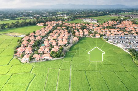 Land oder Landschaft von grünem Feld in der Luftaufnahme. Dazu gehören landwirtschaftlicher Betrieb, Wohn-, Haus- oder Hausbau. Immobilien oder Immobilien für ein Traumkonzept zum Bauen, Bauen, Verkaufen und Kaufen.