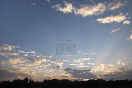 Foto de Hermoso cielo y nube en lo alto. El paisaje incluye el espacio, la luz de la naturaleza, el atardecer, el amanecer, el horizonte o el horizonte. Colorido con amarillo, naranja y azul por la noche en otoño para fondo y fondo de pantalla. - Imagen libre de derechos