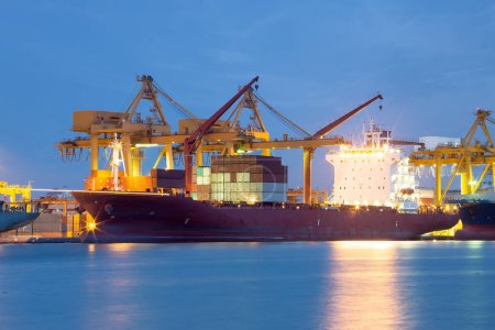 Frachtschiff im Dock, Hafen oder Hafen. Um Frachtcontainer zu beladen, arbeiten Sie mit einem Kran. Konzept von Wirtschaft und Industrie, d.h. Schifffahrt, Logistik, internationaler Handel, Güterverkehr und Importexport.