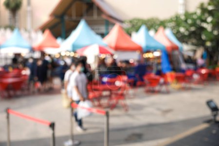 Foto de Imagen borrosa del mercado de pulgas y feria de alimentos en la ciudad de Chiang mai de Tailandia. También se llama comida festiva, comida callejera. Mercado constan de tienda de campaña, tienda, vendedor y puesto de comida. Ocupado con la gente. - Imagen libre de derechos