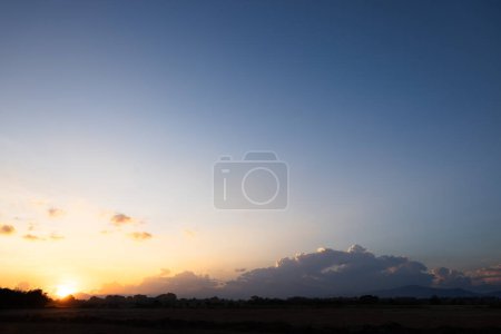 Foto de Hermoso cielo y nube en lo alto. El paisaje incluye el espacio, la luz de la naturaleza, el atardecer, el amanecer, el horizonte o el horizonte. Colorido con amarillo, naranja y azul por la noche en otoño para fondo y fondo de pantalla. - Imagen libre de derechos