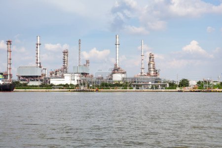 Téléchargez les photos : Oil gas refinery or petrochemical plant. Include arrow, graph or bar chart. Increase trend or growth of production, market price, demand, supply. Concept of business, industry, fuel, power energy. - en image libre de droit