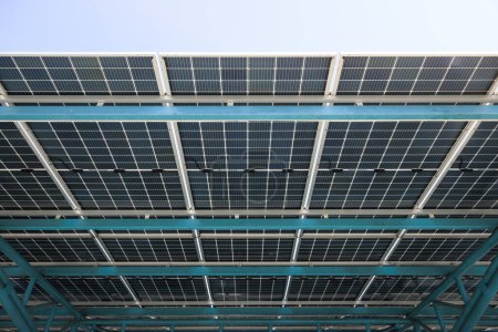 Parking solaire ou parking à l'extérieur. Toiture couverte ou construction à partir de panneaux solaires. Technologie du système d'innovation pour produire de l'électricité à partir de la lumière. Concept d'énergie verte propre.