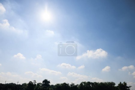 Foto de Hermoso cielo y nube en lo alto. El paisaje al aire libre incluye el espacio, la luz de la naturaleza, la luz del sol, el horizonte o el horizonte. Color azul brillante en el día en otoño para escena, telón de fondo, fondo y fondo de pantalla. - Imagen libre de derechos