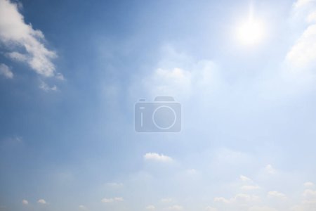 Foto de Hermoso cielo despejado y nube en lo alto. Paisaje al aire libre incluyen el medio ambiente, el clima, el espacio vacío y la luz de la naturaleza. Color azul brillante en el día en otoño para escena, telón de fondo y fondo. - Imagen libre de derechos