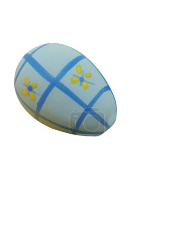Téléchargez les photos : Blue easter egg with yellow flower isolated on white background. Happy Easter concept. Easter greeting, postcard, copy space, easter decorations, for your design, vertical - en image libre de droit