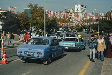 Téléchargez les photos : Ankara, Turkey - 11.13.2022: Ankara residents returning from Antkabir visit. Old but well maintained cars - en image libre de droit