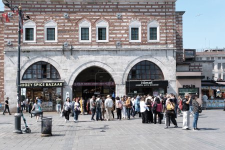 Foto de Estambul Turquía 23.07.2023: Las principales entradas de Spice Bazaar en Estambul. Distrito de Eminonu en la histórica ciudad de Estambul, Turquía. alias Misir Carsisi, o Bazar Egipcio - Imagen libre de derechos