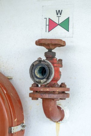 Foto de Sistema de boca de incendios a bordo, válvula de agua roja. - Imagen libre de derechos